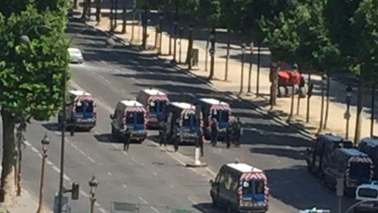 Συναγερμός στο Παρίσι: Νεκρός ο οδηγός του αμαξιού που έπεσε σε βαν της αστυνομίας (upd, video)