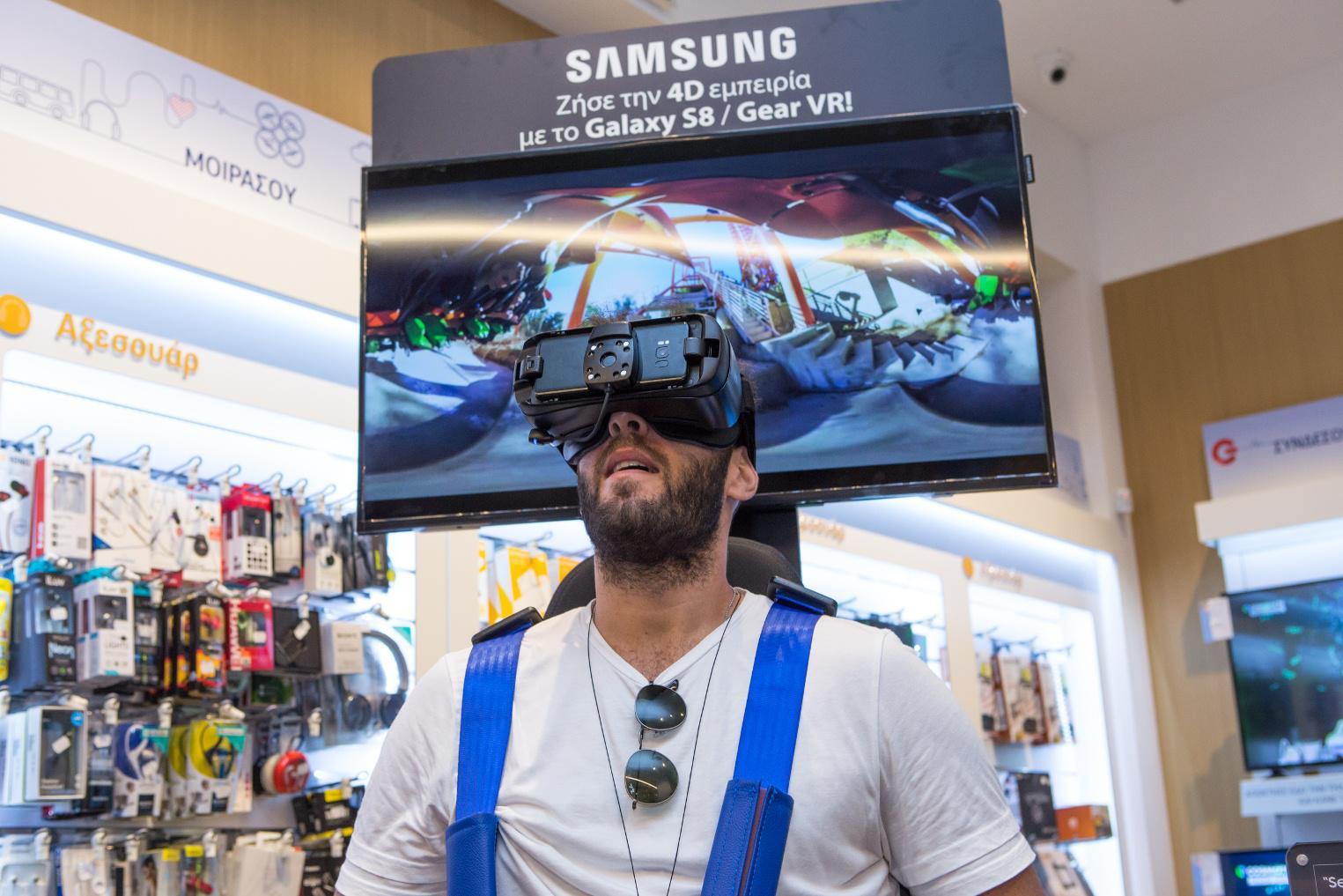 Ο παίκτης της ΚΑΕ Παναθηναϊκός, Νίκος Παππάς δοκιμάζει το Samsung Gear VR στον ΓΕΡΜΑΝΟ