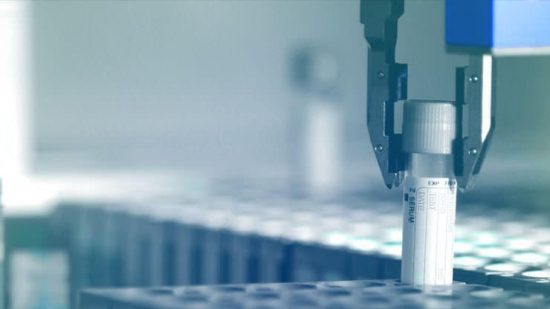 «Αναρρώνουν» τα ευρωχρηματιστήρια, άλμα για τη Roche μετά την έγκριση τεστ για τον κορονοϊό
