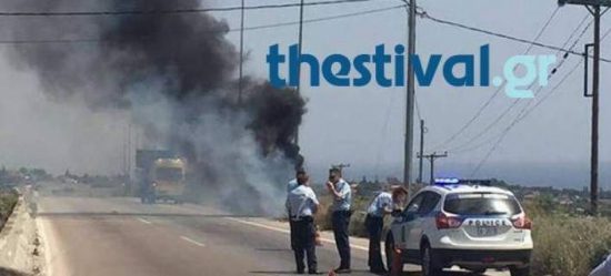 Σοκ με νεκρό οδηγό στη Χαλκιδική: Πήρε φωτιά το αυτοκίνητο λόγω του καύσωνα (video)