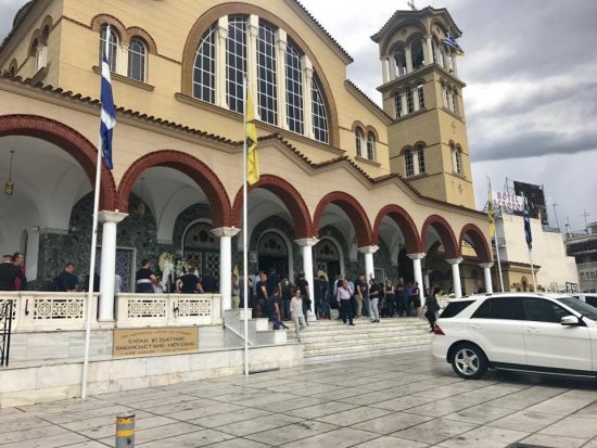 Λάρισα: Ανείπωτη θλίψη στην κηδεία του επιχειρηματία Διονύση Τσεκούρα