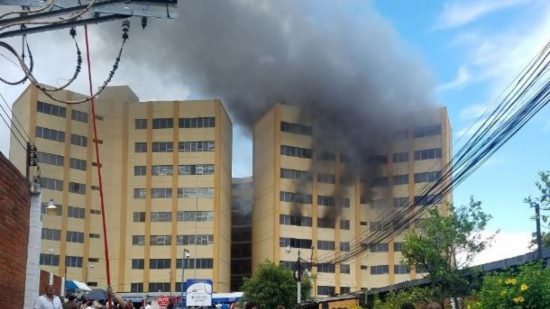 Σοκ! Πηδούσαν από τα παράθυρα υπουργείου για να σωθούν από τη φωτιά (video)