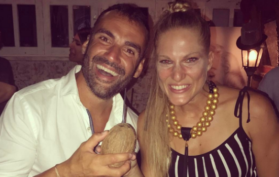 Το σέλφι της Σάρας Εσκενάζη και του Λάμπρου Χούτου στην παραλία