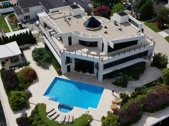 Γιατί κανείς δεν θέλει να αγοράσει αυτή την εντυπωσιακή βίλα των 30 εκατ.; (pics+video)