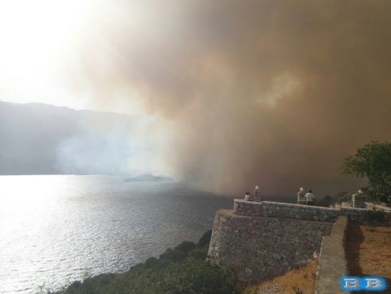 Πύρινος εφιάλτης στη Μάνη: Εκκενώθηκε το χωριό Κότρωνας