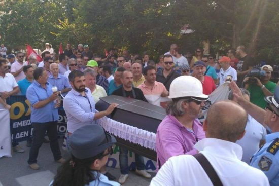Απίστευτο! Με φέρετρα και κηδειόχαρτα υποδέχθηκαν τον Αλέξη Τσίπρα στην Κοζάνη (pics-video)