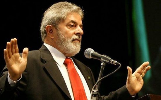 Παραδόθηκε ο πρώην πρόεδρος της Βραζιλίας, Λούλα ντα Σίλβα (video)