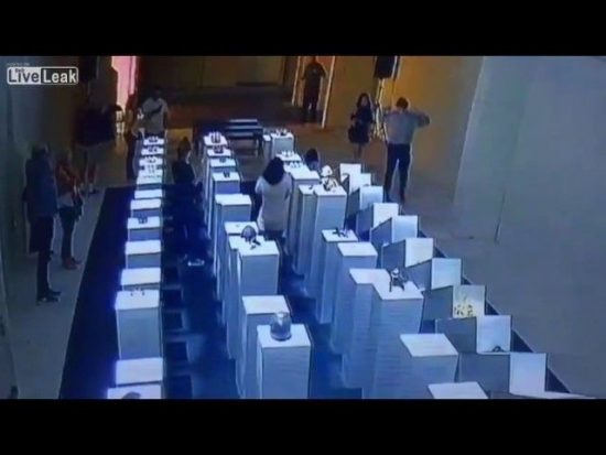 Ζημιά 200.000 δολ. σε έκθεση τέχνης για μία… σέλφι! (video)