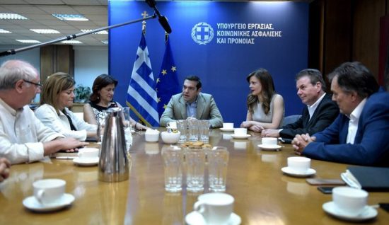 Σύσκεψη υπό τον Αλέξη Τσίπρα στο υπουργείο Εργασίας με την Αχτσιόγλου (pics – video)