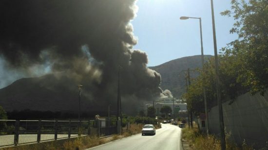 Καίγεται εργοστάσιο μεγάλης εταιρείας στην Τύλισο Κρήτης (pics)