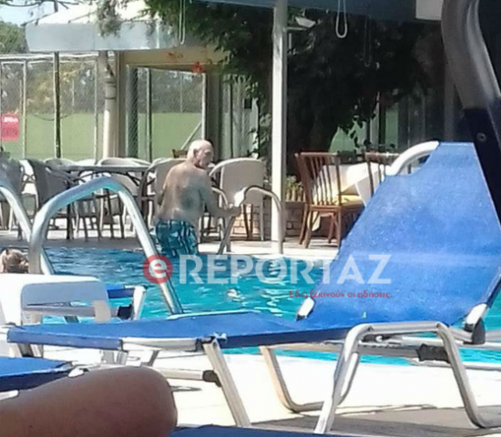 Ο Άκης Τσοχατζόπουλος απολαμβάνει τις βουτιές του σε πισίνα των βορείων προαστίων