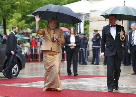 Η Άνγκελα Μέρκελ όπως δεν την έχετε ξαναδεί, κάνει «πασαρέλα» στο κόκκινο χαλί!