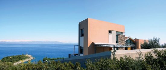 Ένα όμορφο και χρωματιστό εξοχικό στο Γύθειο (pics)