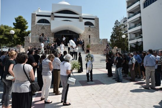 Συγγενείς και φίλοι αποχαιρέτησαν τον ηθοποιό Πέτρο Αλατζά (pics)