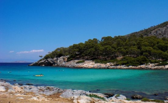 Αυτό το νησάκι θα μπορούσε να βρίσκεται στην Καραϊβική αλλά απέχει μόλις μια ώρα από τον Πειραιά
