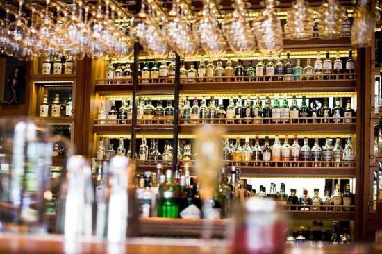 Επτά κρυμμένα μπαρ στο κέντρο της Αθήνας – Σε στοές, ψαγμένα στενά, κρυφούς κήπους