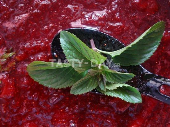 Μαρμελάδα φράουλα με ξύσμα lime , κανέλα και μέντα