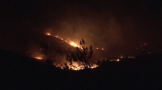 Νύχτα-κόλαση στα Κύθηρα: Αναζωπυρώθηκε η πυρκαγιά – «Άργησαν να έρθουν τα εναέρια μέσα» – Εκκενώθηκαν 2 οικισμοί (upd)