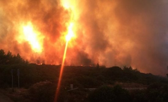 Άλλη μια εφιαλτική νύχτα στα Κύθηρα: Η μάχη με τις φλόγες συνεχίζεται – «Το μισό νησί έχει καεί» (upd)