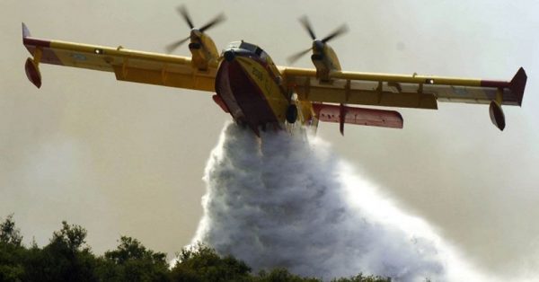 Με 6 Καναντέρ προσπαθούν να σβήσουν 91 φωτιές – Τα υπόλοιπα 12 επισκευάζονται