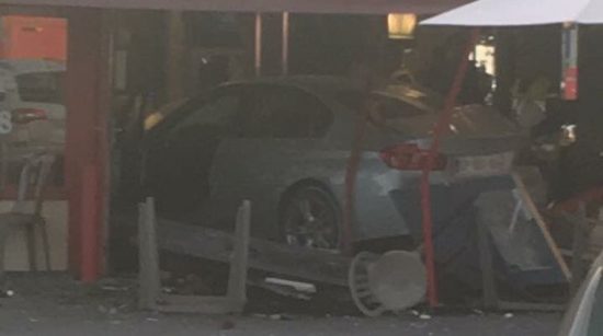 Γαλλία: Παρανοϊκός ο οδηγός που εισέβαλε με το αυτοκίνητό του σε πιτσαρία – Πίστευε πως τον κυνηγούν