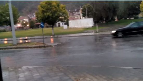 Κακοκαιρία πλήττει όλη τη χώρα – Προβλήματα ηλεκτροδότησης σε πολλές πόλεις (video)