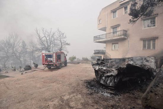 Δραματική η κατάσταση με την πυρκαγιά στο Καπανδρίτι – Μεγάλο μέτωπο φωτιάς πλησιάζει την Μαλακάσα