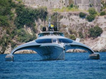 Μοναδικό: Το «διαστημικό» καταμαράν Adastra που πλοηγείται με iPad είναι στην Κέρκυρα! (video)