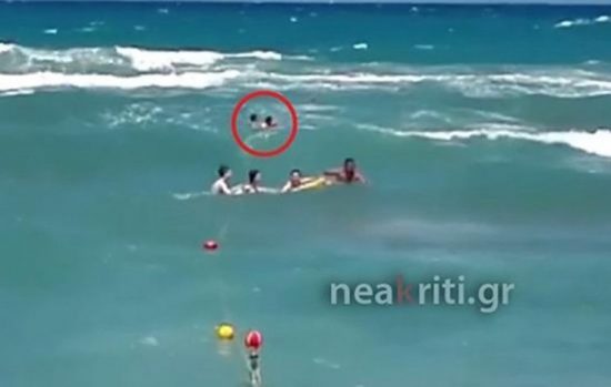 Συγκλονιστικό βίντεο: Η στιγμή της διάσωσης μικρού παιδιού από ναυαγοσώστη (video)