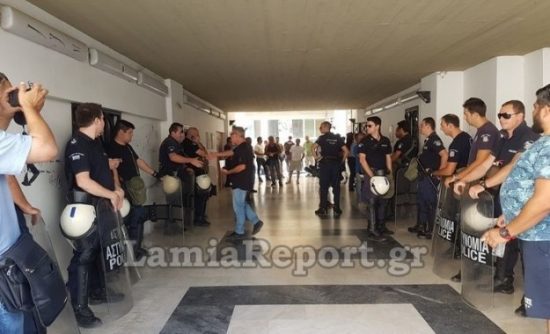 Λαμία: Χαμός σε συνεδρίαση του δημοτικού συμβουλίου-Ματ, ένταση, συλλήψεις (pics & βίντεο)