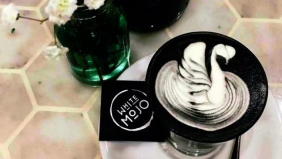 Η νέα τάση στον καφέ λέγεται goth latte και είναι πιο νόστιμη από όσο φαίνεται (video)