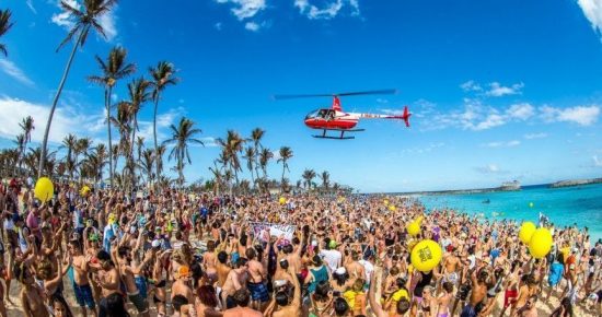 To success story της Μυκόνου: Beach bar με έσοδα 4 εκ. ευρώ και 260 εργαζόμενους ασφαλισμένους