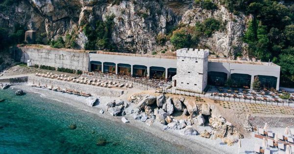 Εντυπωσιακό: Μετέτρεψε μια γαλαρία 100 ετών σε μοντέρνα καφετέρια στον Πλαταμώνα