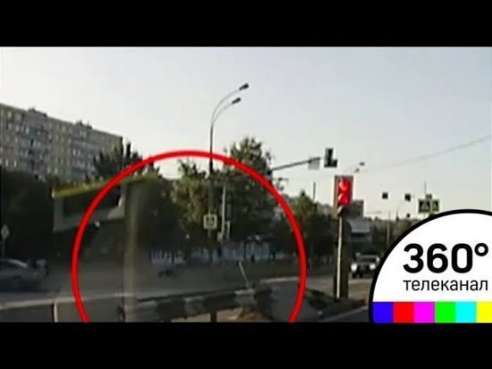 Τραγικό βίντεο: Αμάξι εκσφενδονίζει μητέρα και κόρη που περπατούσαν