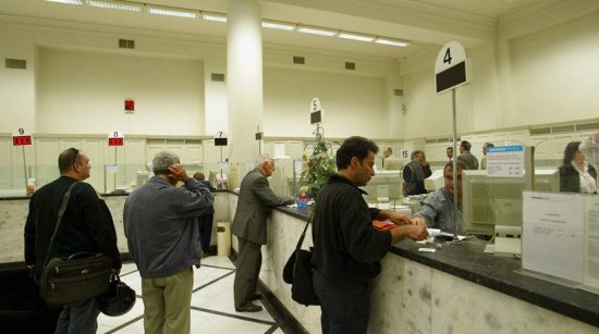 Τα ποσά των αναδρομικών που θα δουν στο ΑΤΜ οι συνταξιούχοι (πίνακας)