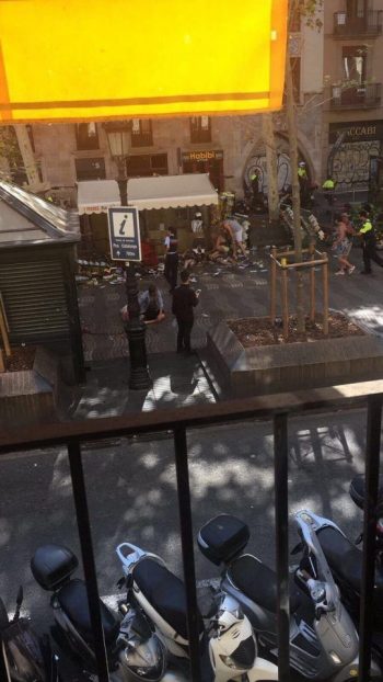 Βαρκελώνη: Βίντεο φρίκης με ανθρώπους σωριασμένους σε λίμνες αίματος-Προσοχή σκληρές εικόνες (video)