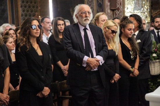 Aπαρηγόρητη η εγγονή της Ζωής Λάσκαρη στην κηδεία της γιαγιάς της