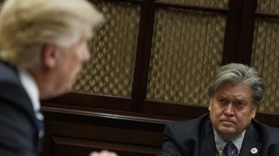 Ο Τραμπ έδιωξε από τη θέση του τον πιο στενό του συνεργάτη, τον αμφιλεγόμενο Στιβ Μπάνον
