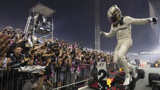 F1 Σιγκαπούρης: Καταποντίστηκαν οι Ferrari, κέρδισε ο Hamilton