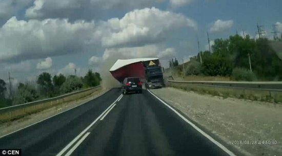 Απίστευτο video: Ούτε ο ίδιος ο οδηγός δεν πιστεύει πώς γλίτωσε- Τι συνέβη