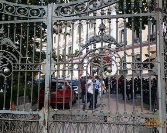 Ακόμα μια εισβολή αναρχικών! Ρουβίκωνας και Ελευθεριακή Πρωτοβουλία Θεσσαλονίκης «μπούκαραν» στο Υπ. Μακεδονίας Θράκης
