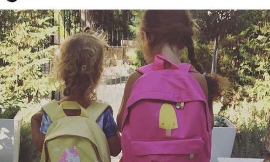 Οι κόρες γνωστής Ελληνίδας τραγουδίστριας επιστρέφουν στο σχολείο μετά τις διακοπές