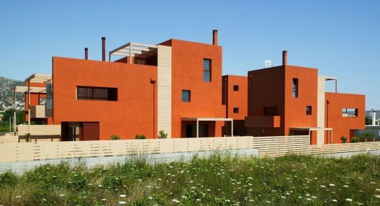 Σύγχρονο συγκρότημα κατοικιών με έντονο χρώμα στο Πόρτο Ράφτη (13 pics)