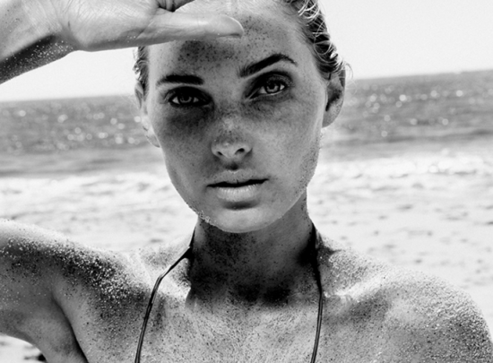 Ολόγυμνη ποζάρει στον φακό η καλλονή Elsa Hosk και διαφημίζει γυαλιά ηλίου