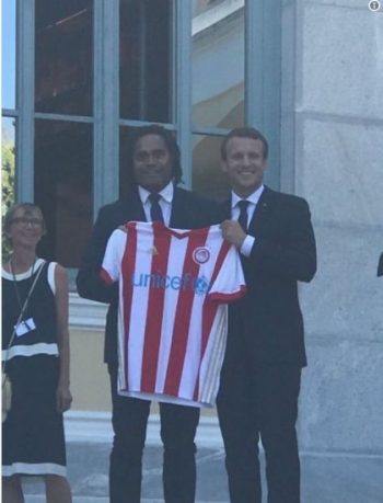 Μια ερυθρόλευκη φανέλα για τον Μακρόν από τον Καρεμπέ