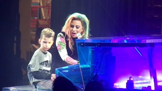 Συγκινεί η Lady Gaga: Ανέβασε στη σκηνή ένα 12χρονο φαν της που πάσχει από αυτισμό (video)