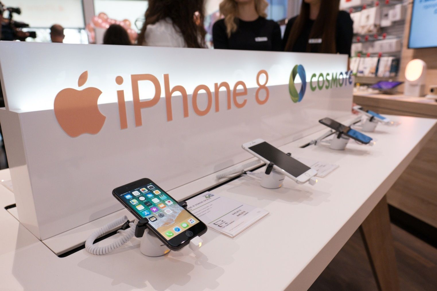 Τα νέα iPhone 8 και 8 Plus στα καταστήματα COSMOTE – ΓΕΡΜΑΝΟΣ