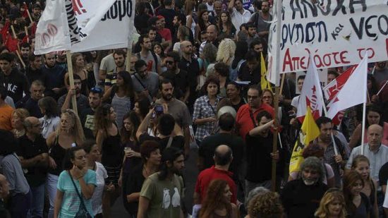 Μολότοφ και ρίψη χημικών έξω από τα γραφεία της Χρυσής Αυγής στην πορεία για τον Παύλο Φύσσα