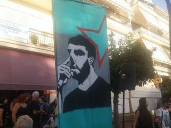 Επεισόδια κουκουλοφόρων-δυνάμεων ΜΑΤ στην πορεία για τη δολοφονία του Παύλου Φύσσα