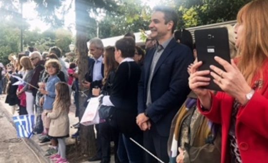 Περήφανος πατέρας ο Κ. Μητσοτάκης, παρακολούθησε την κόρη του στην παρέλαση